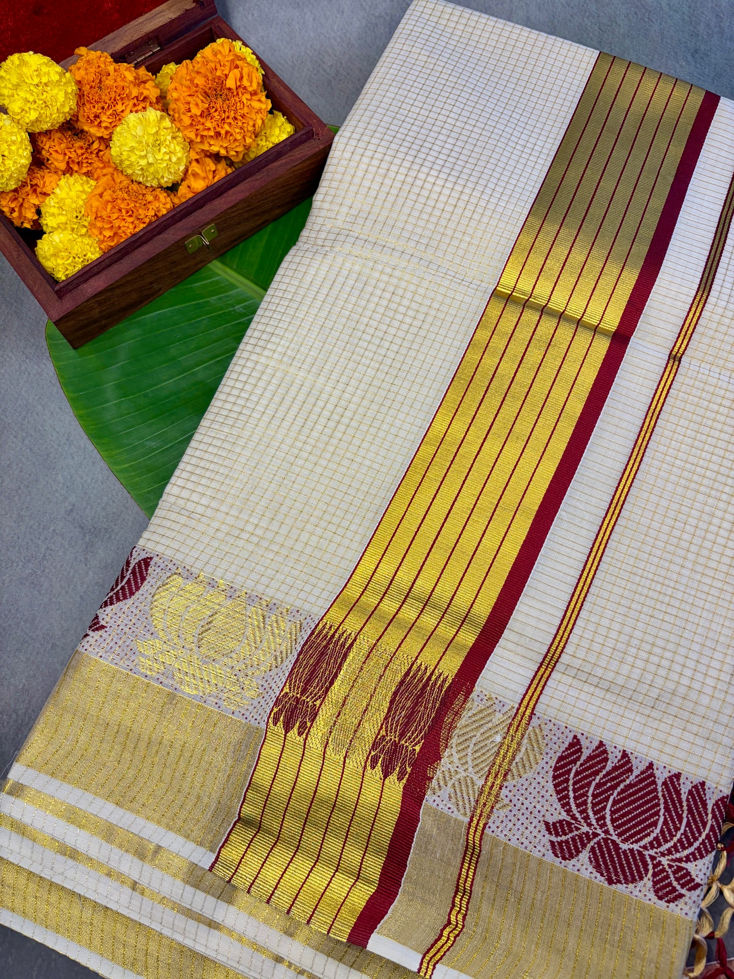 Maroon & Green Lotus Balaramapuram Kasavu Saree MJ142