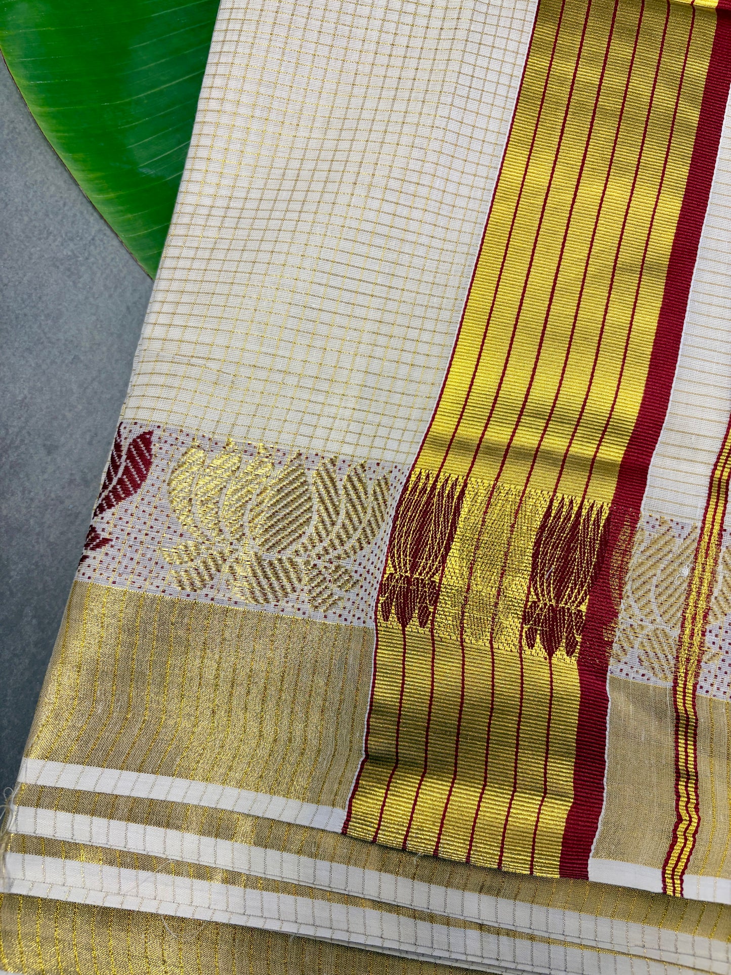 Maroon & Green Lotus Balaramapuram Kasavu Saree MJ142