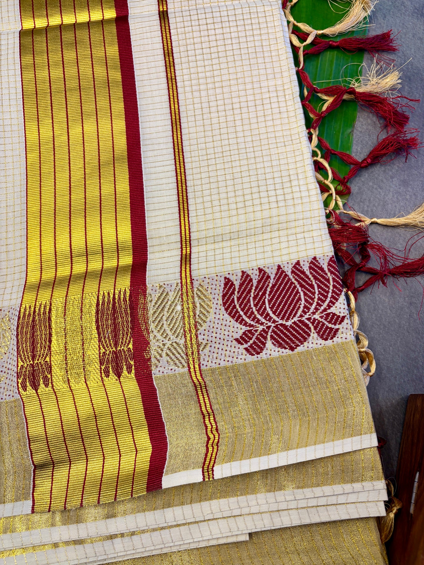 Maroon & Green Lotus Balaramapuram Kasavu Saree MJ142