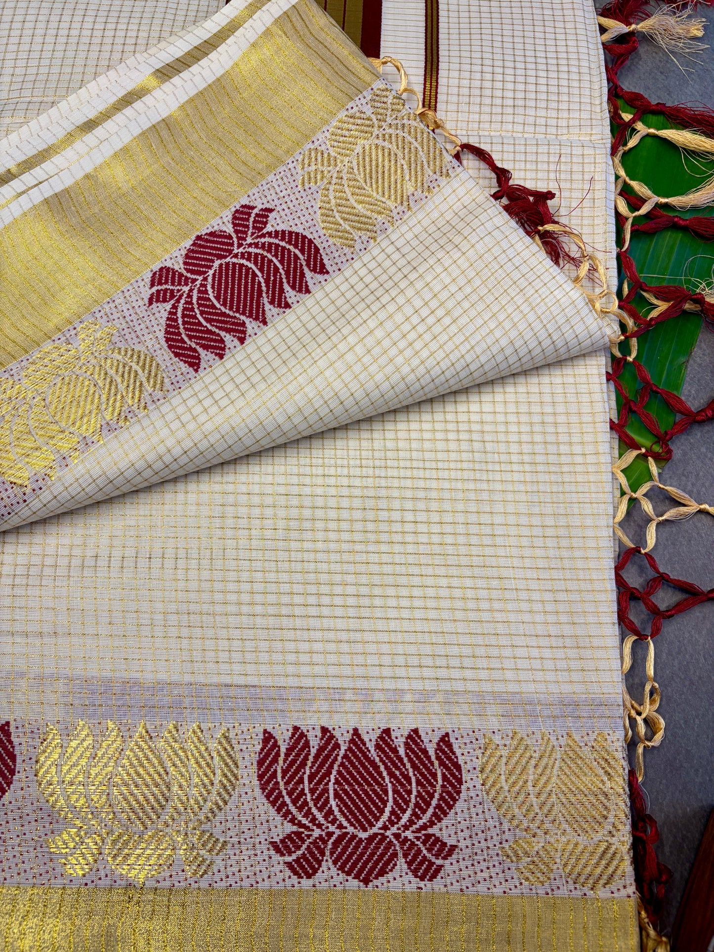 Maroon & Green Lotus Balaramapuram Kasavu Saree MJ142