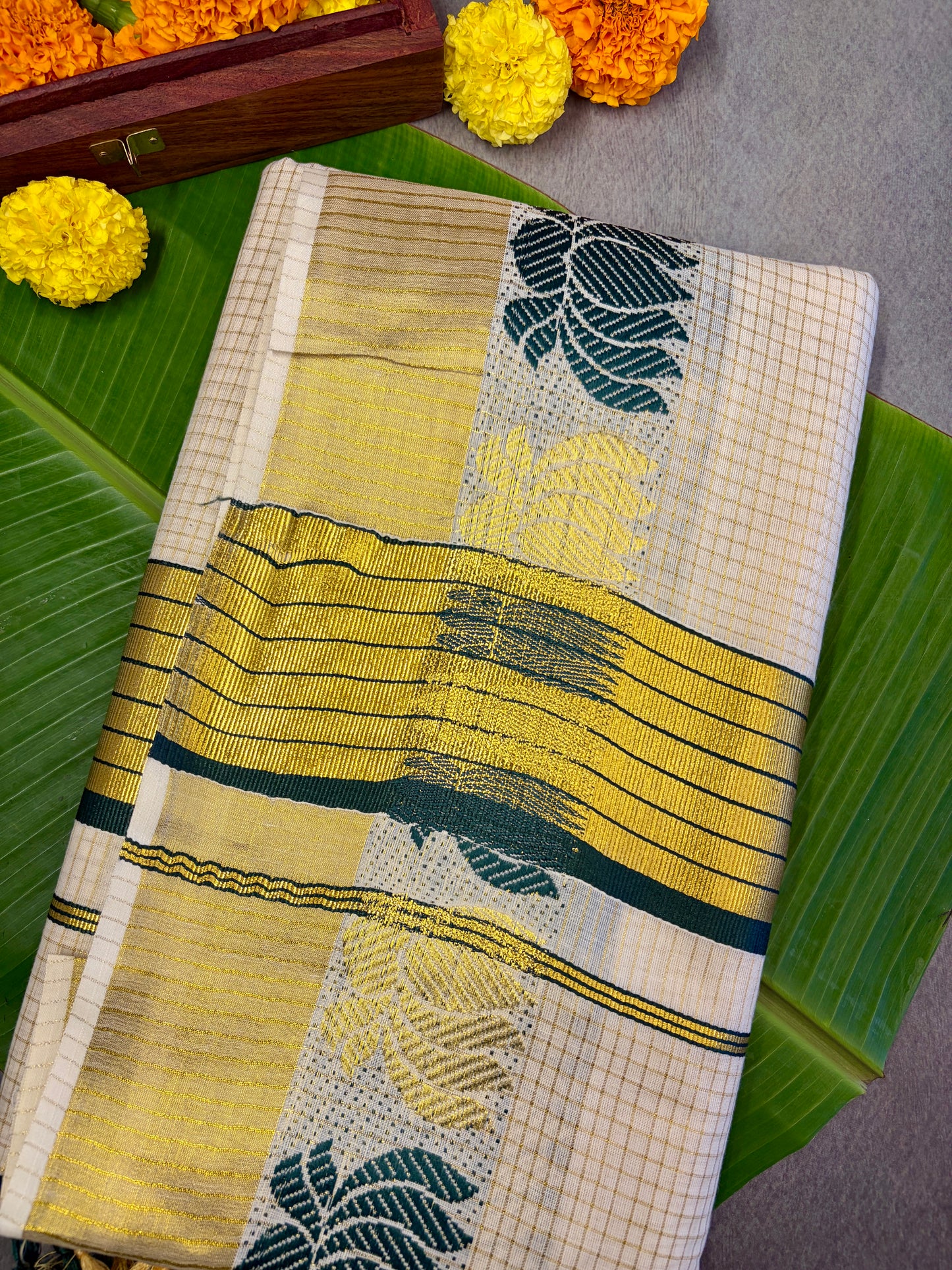 Maroon & Green Lotus Balaramapuram Kasavu Saree MJ142