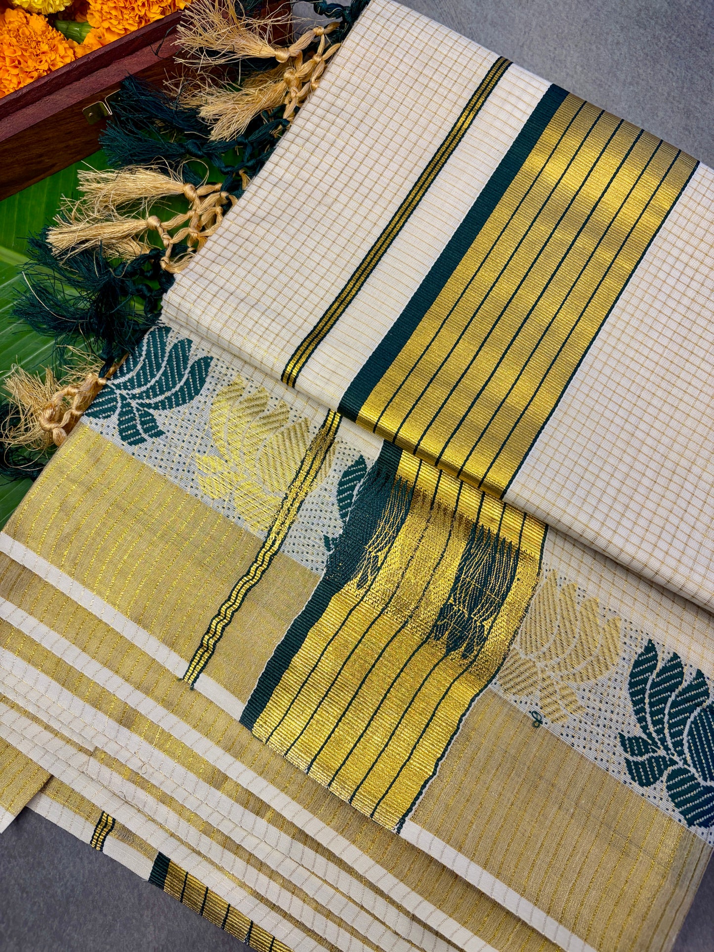 Maroon & Green Lotus Balaramapuram Kasavu Saree MJ142