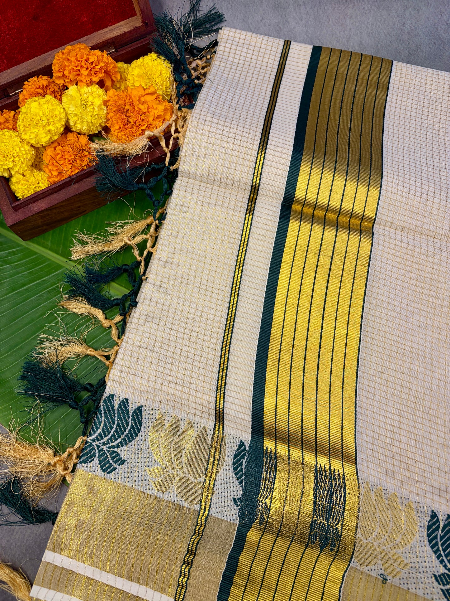 Maroon & Green Lotus Balaramapuram Kasavu Saree MJ142