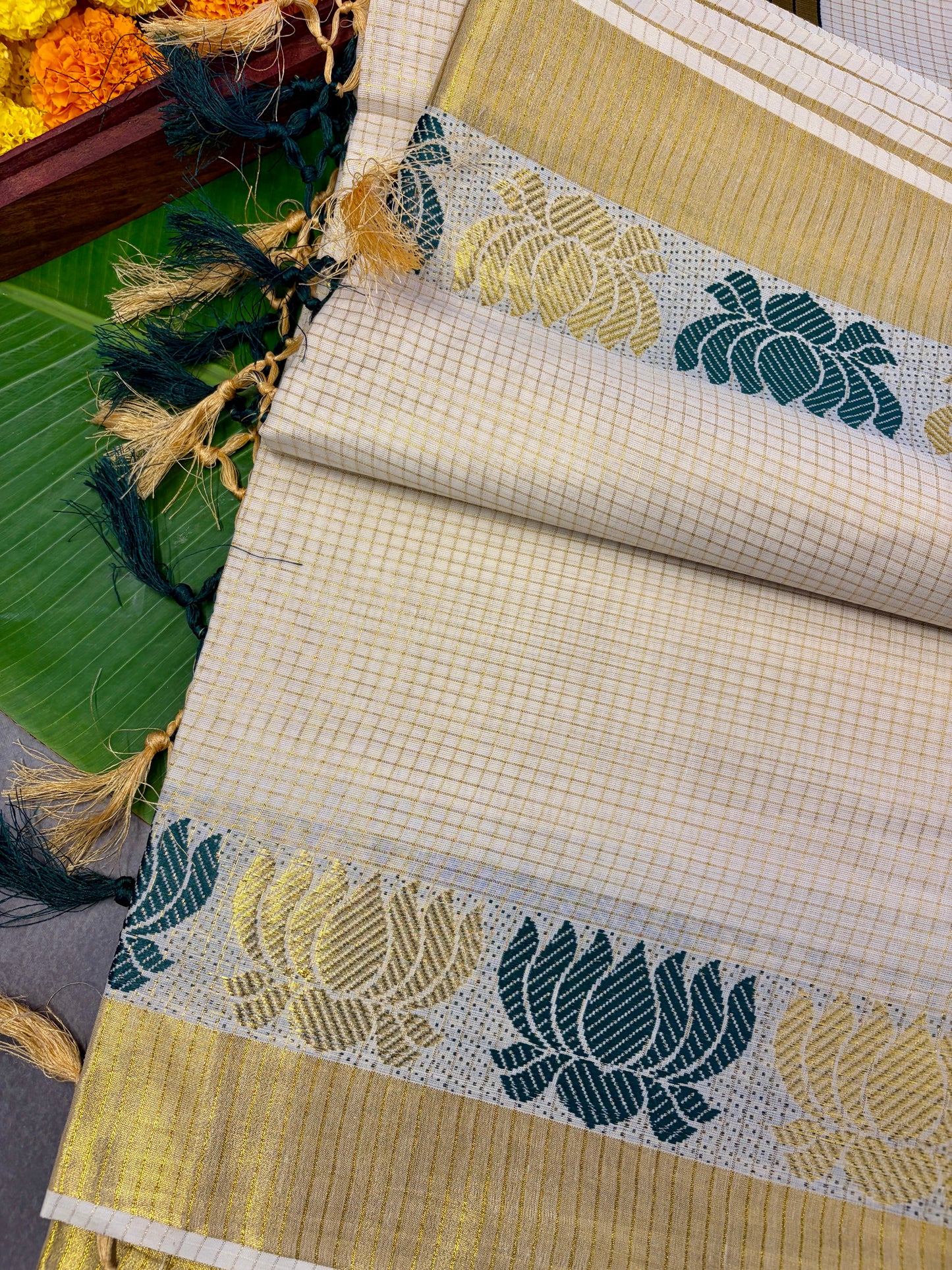 Maroon & Green Lotus Balaramapuram Kasavu Saree MJ142