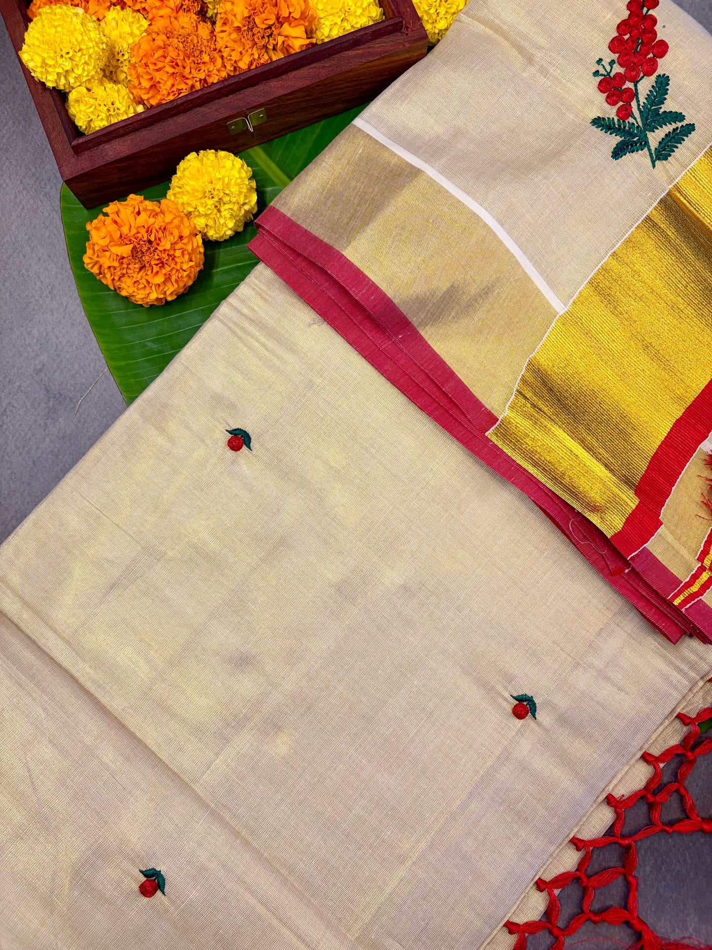 Flower Embroidery Tissue Kasavu Saree MJ148
