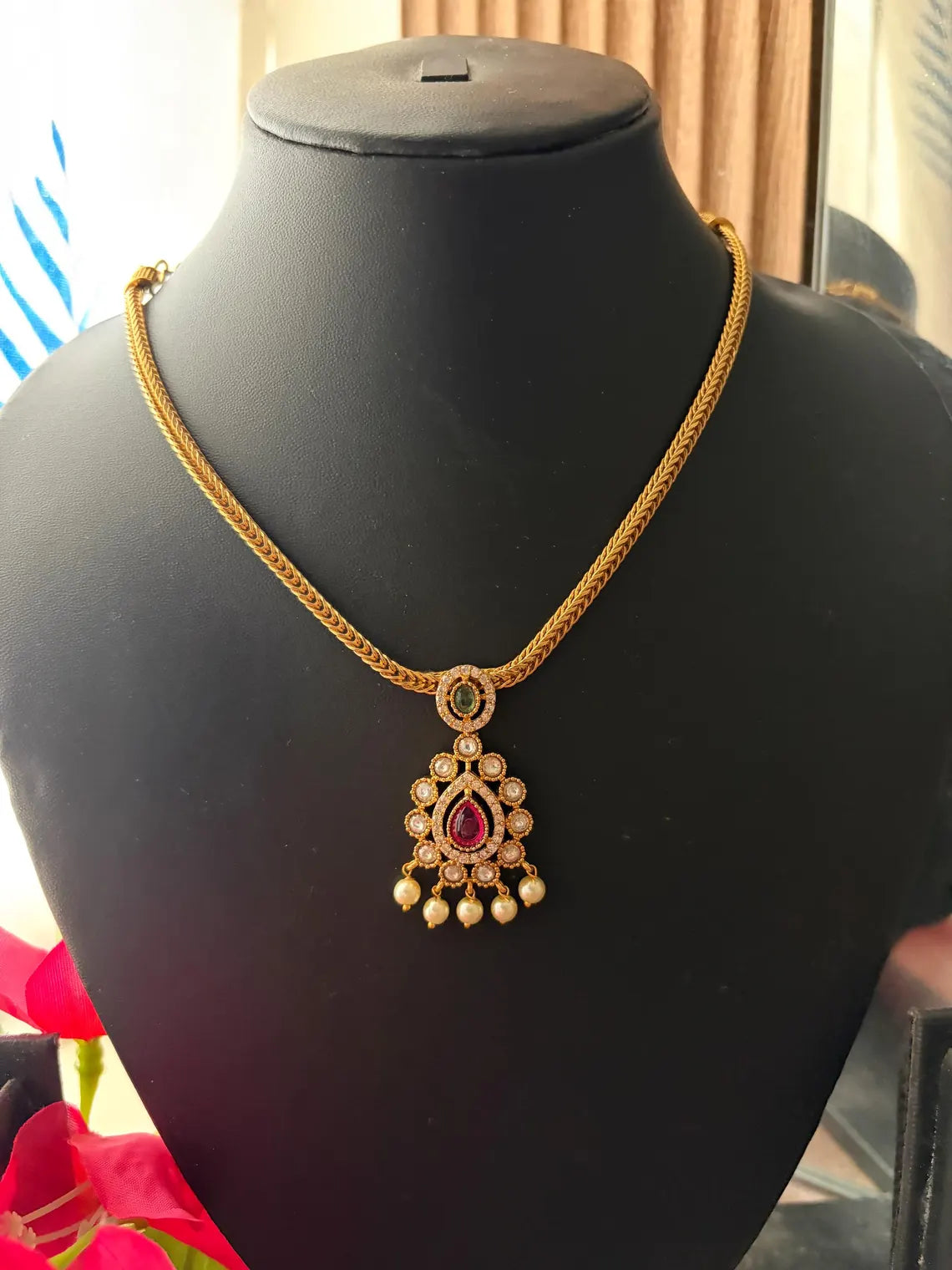 Matte Gold Kemp Pendant Necklace MJ115