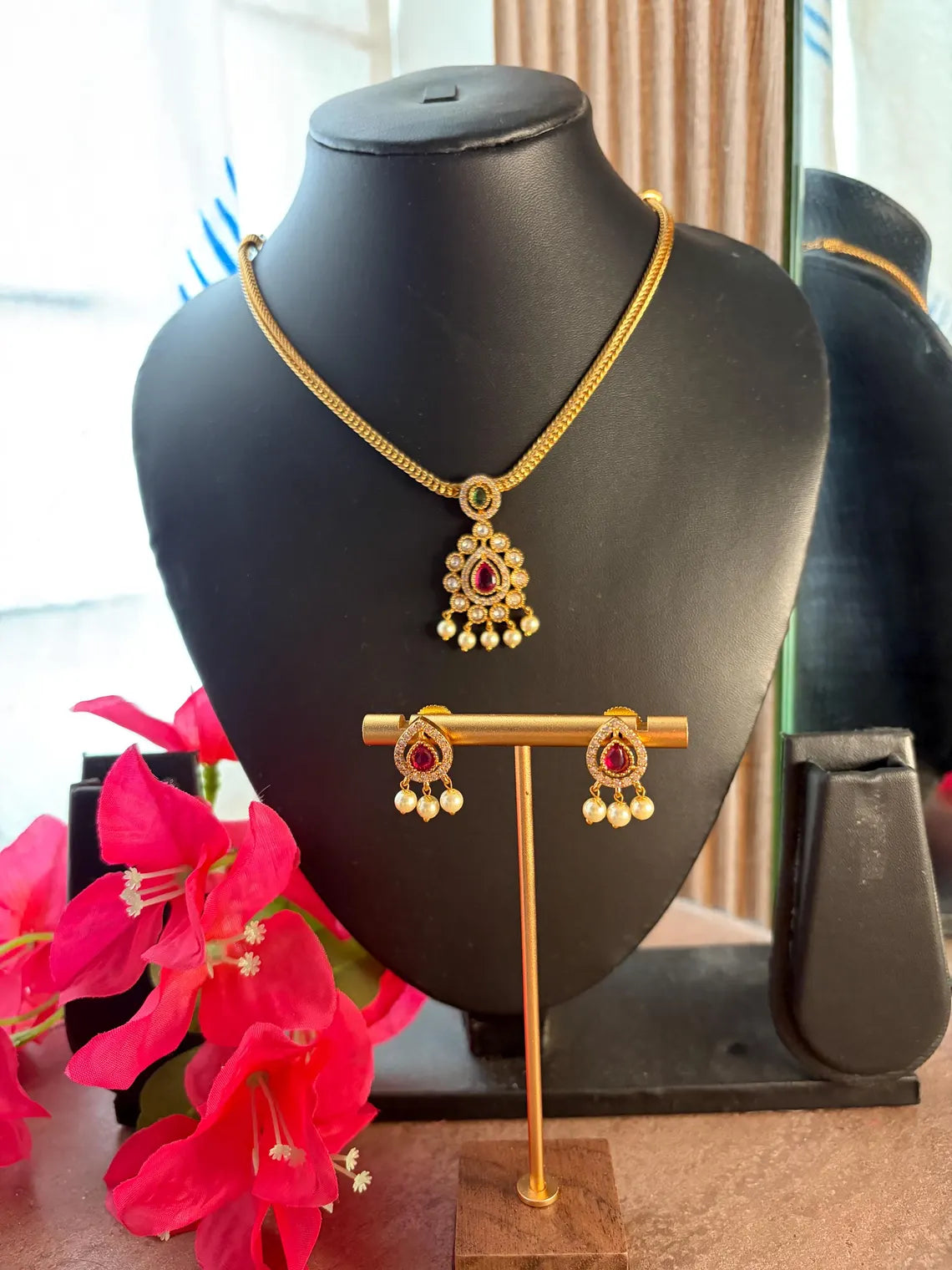 Matte Gold Kemp Pendant Necklace MJ115