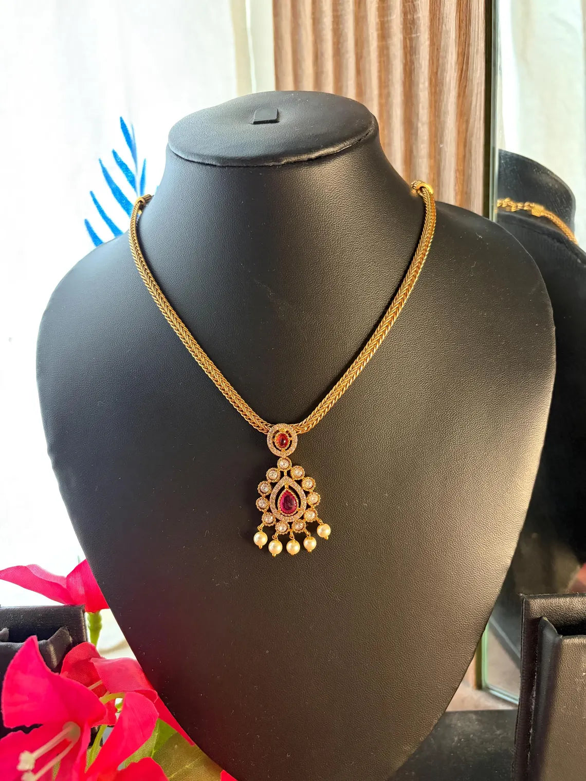 Matte Gold Kemp Pendant Necklace MJ115