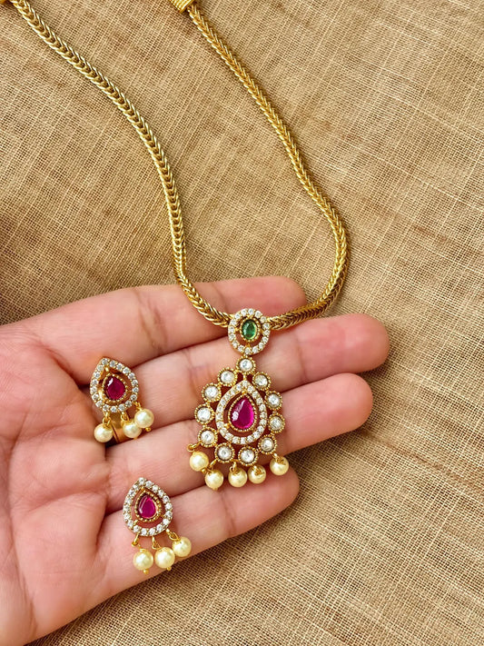 Matte Gold Kemp Pendant Necklace MJ115