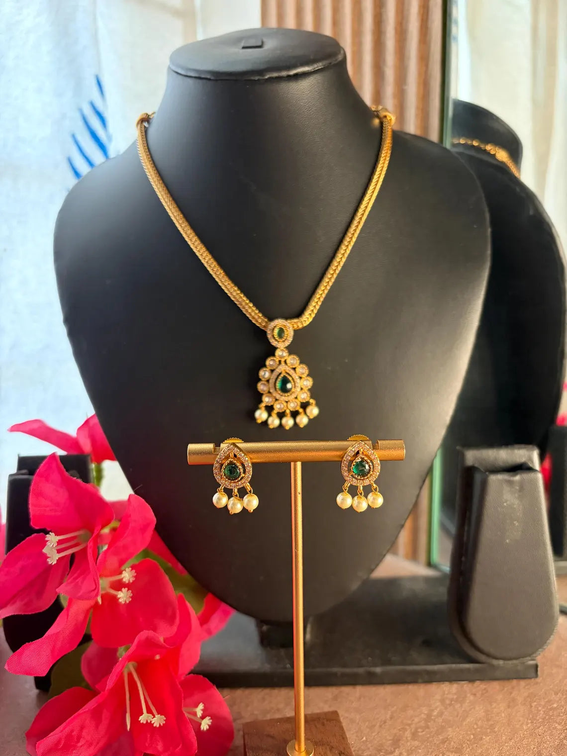 Matte Gold Kemp Pendant Necklace MJ115